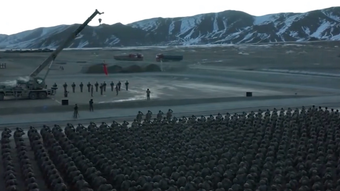 边防战士用吊车升起五星红旗 边防战士用吊车升起五星红旗