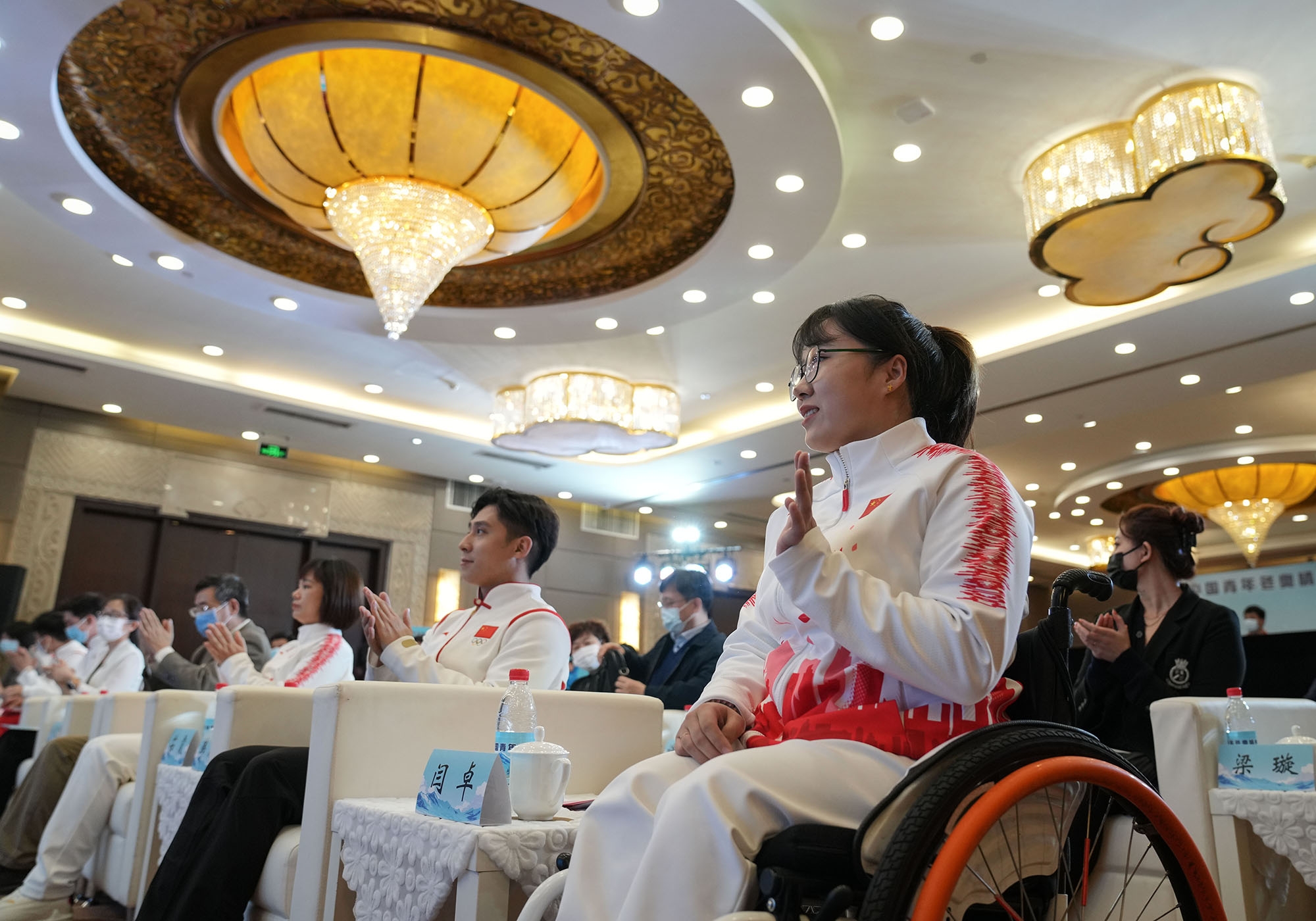 4月13日下午，北京，“中国青年冬奥精神分享会”上，主持人介绍闫卓等参会的2022年北京冬奥、冬残奥冠军。当日，3位北京冬奥会冠军武大靖、高亭宇、韩聪和3位北京冬残奥会冠军杨洪琼、闫卓、陈建新出席“中国青年冬奥精神分享会”，讲述自己的体育人生。中青报·中青网记者 李峥苨/摄